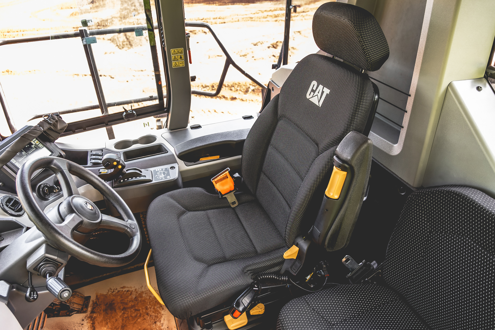 Caterpillar 745: andamos no caminhão articulado que mede duas Ram 3500