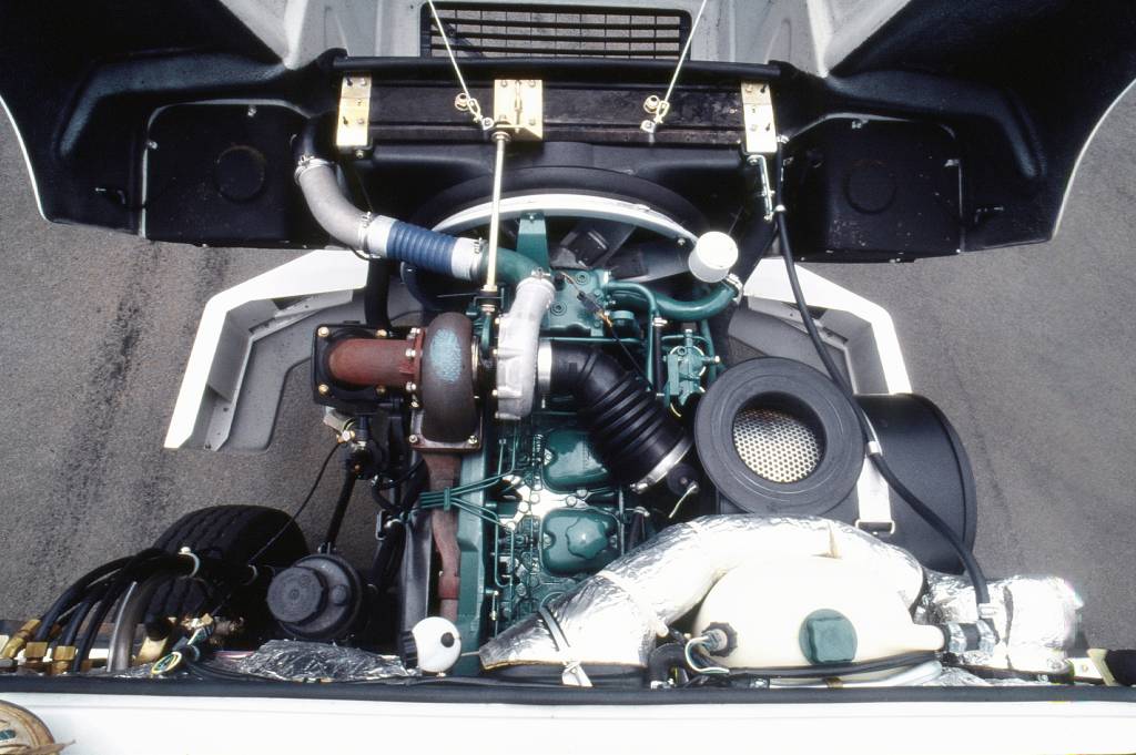 Motor ciclo diesel, dianteiro, 6 cilindros em linha, injeção eletrônica do Mercebes-Benz 1941.