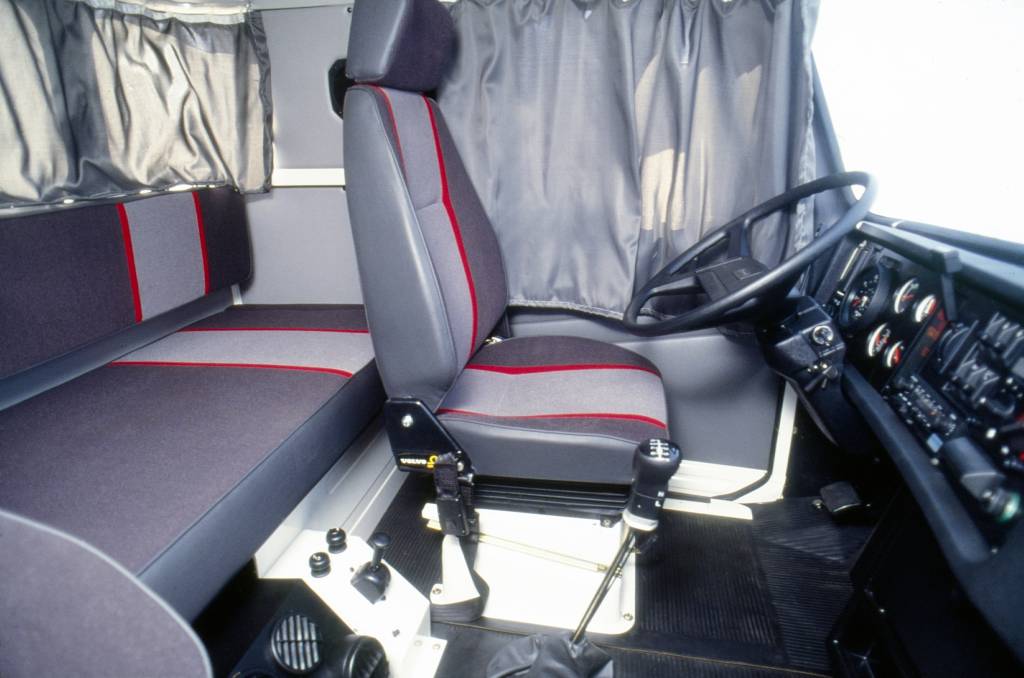 Cabine com ar-condicionado e cama para descanso do Volvo NL12 400.