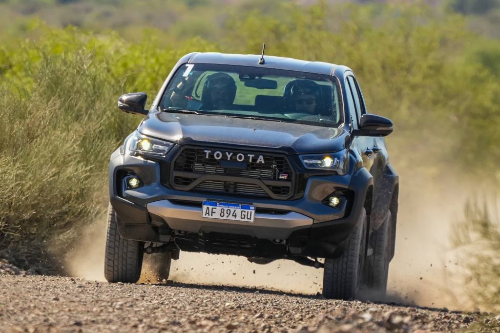 Toyota Hilux GR-Sport (1) Picape se sai notavelmente bem em estradas de terra e cascalho