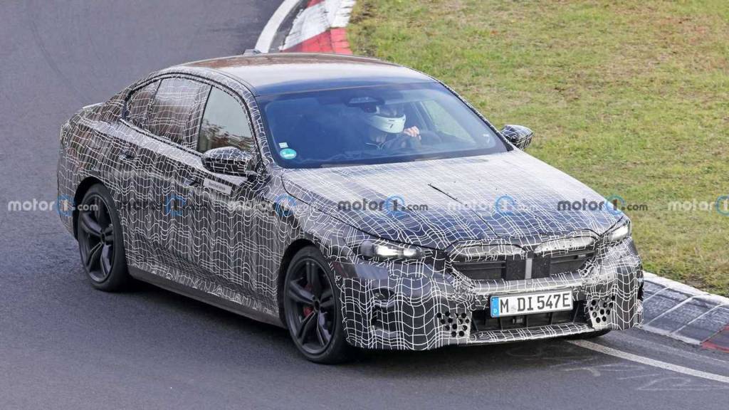 new-bmw-i5-m60-spy-shots-at-nurburgring BMW I5 testes