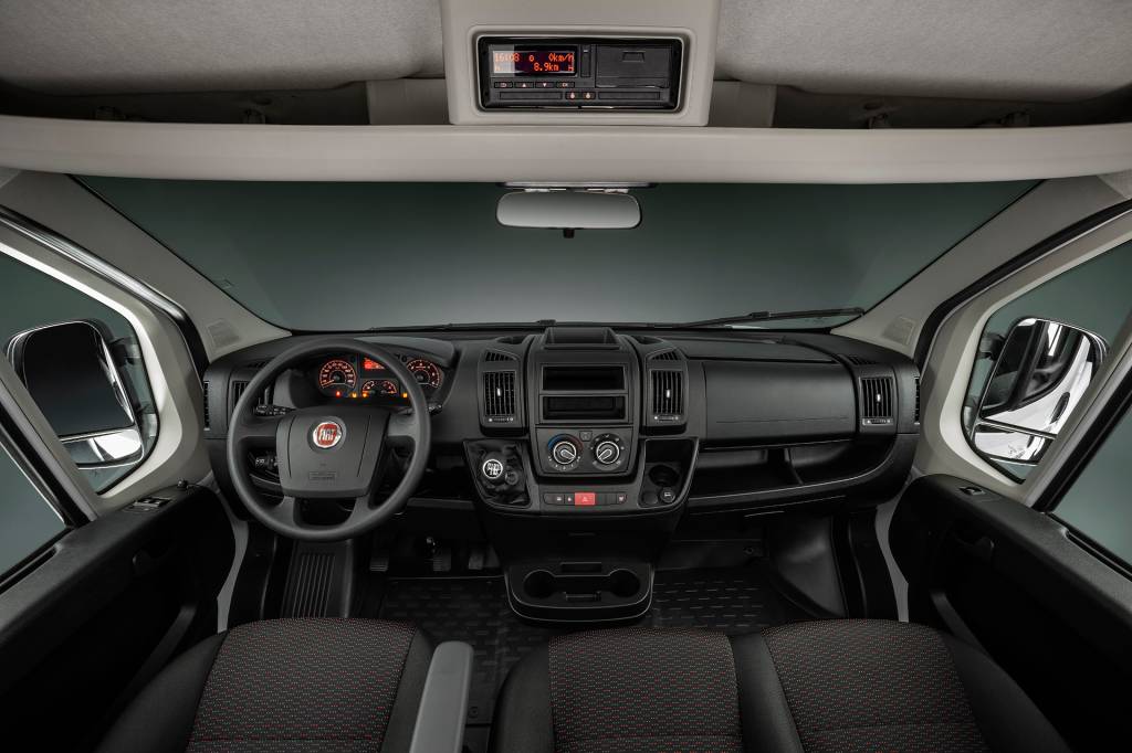 Fiat_Ducato_My23_Interior_0001 Interior segue espartano, mas é ergonômico