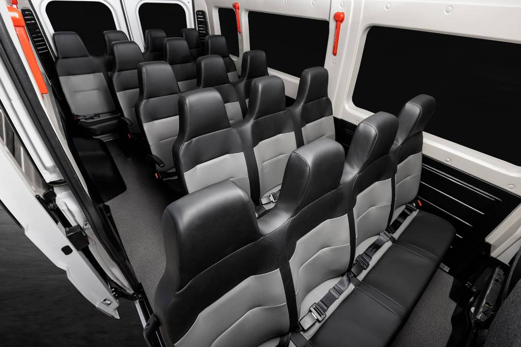 Nada de luxo para os 19 ocupantes do Ducato Minibus Confort, que exige carteira D