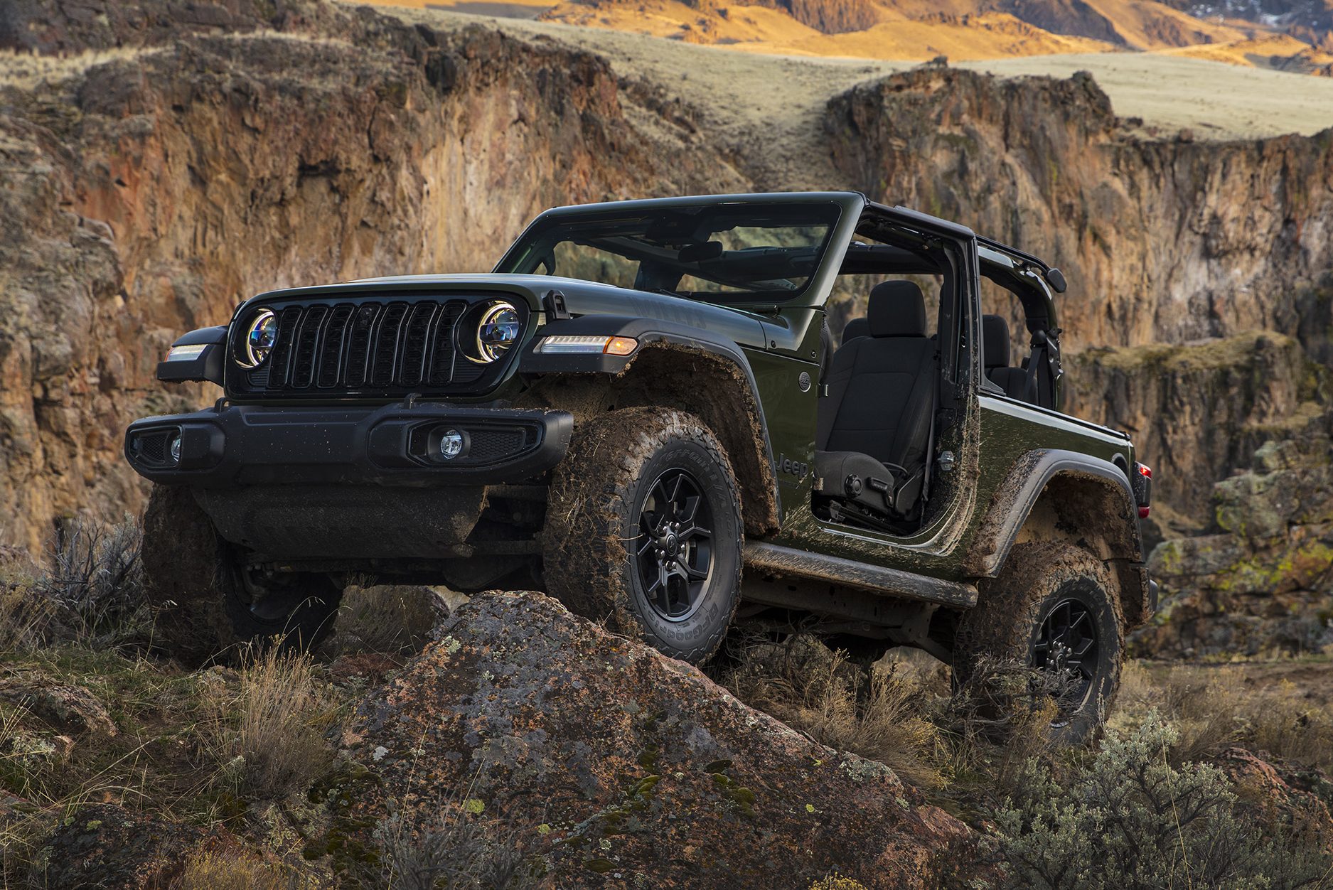 Jeep Wrangler 2024 tem nova grade e ganha reforços para o offroad