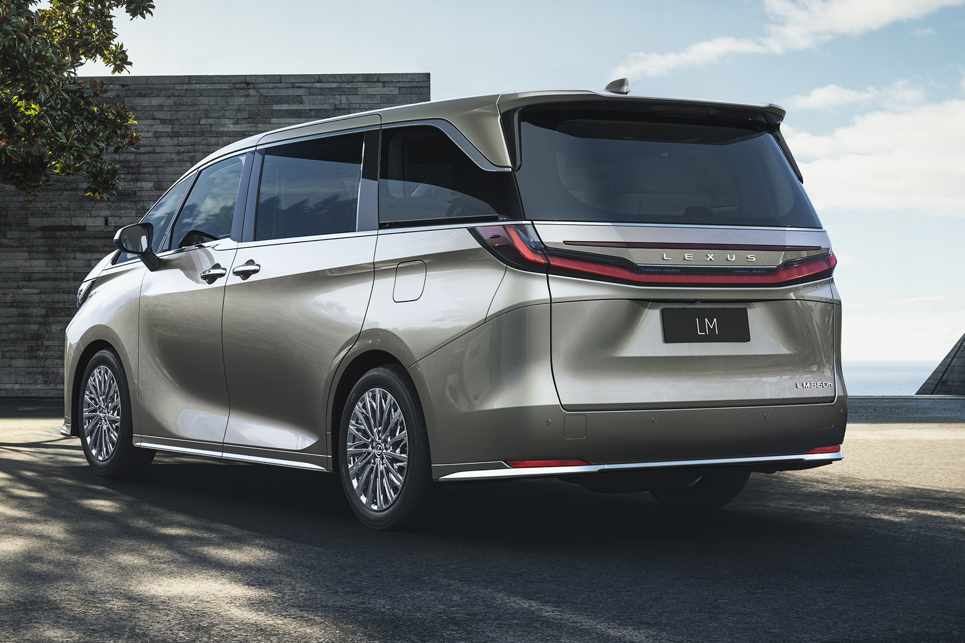 S&atilde;o 5,13 m de comprimento, 1,89 m de largura e 1,94 de altura. Espa&ccedil;o de sobra