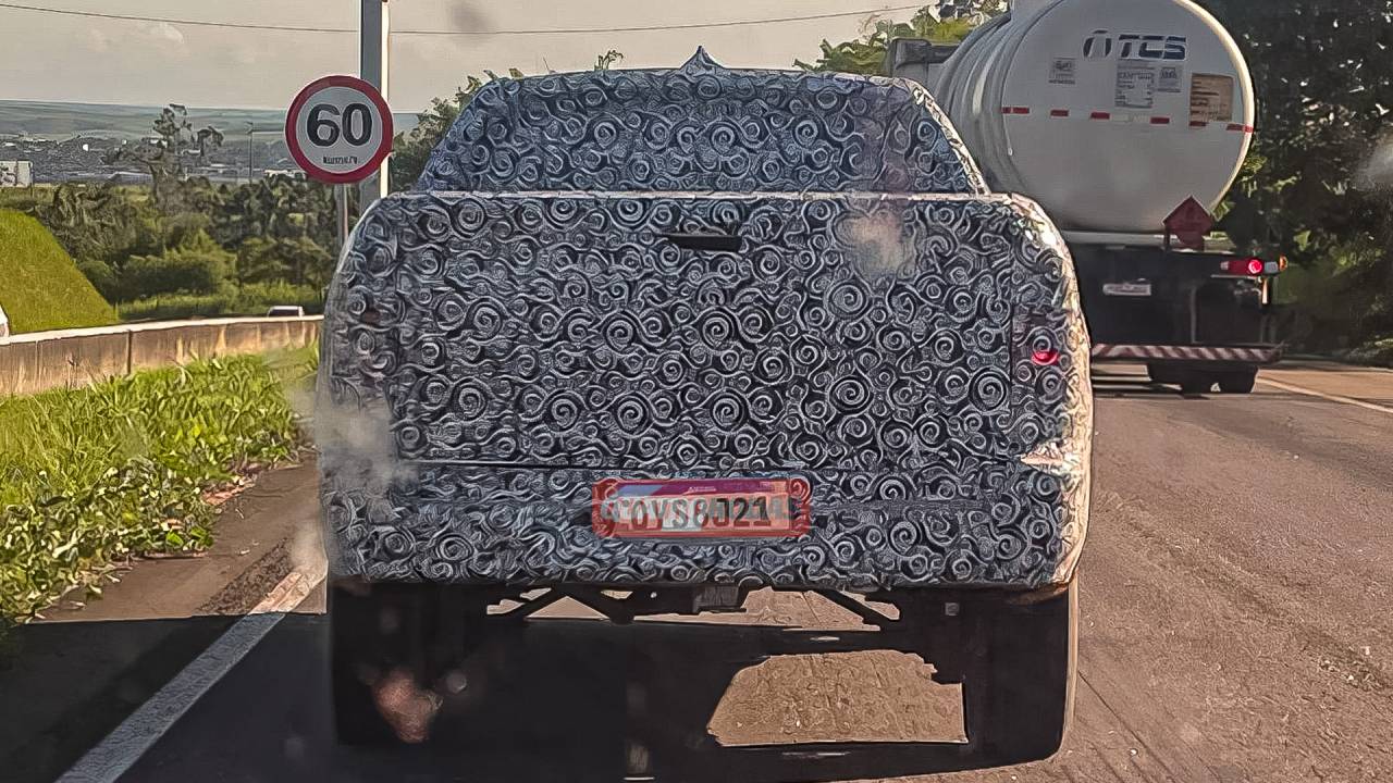 Já conhecemos as linhas traseiras da nova picape da Ram, feita sobre a plataforma da Fiat Toro