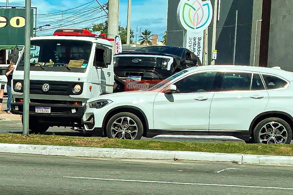 Tesla Full Self-Driving-16 Placa verde deixa claro que essa unidade não foi importada de maneira independente