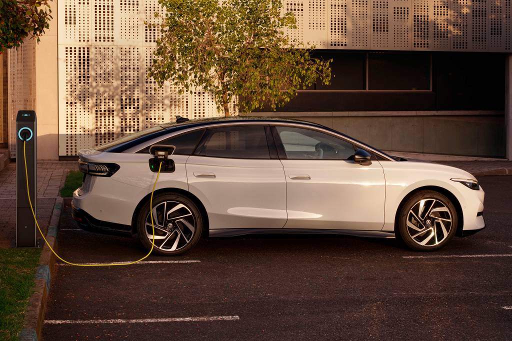 Volkswagen ID7 (13) Para encher a vistosa bateria em tempo hábil, ID.7 carrega a até 200 kW