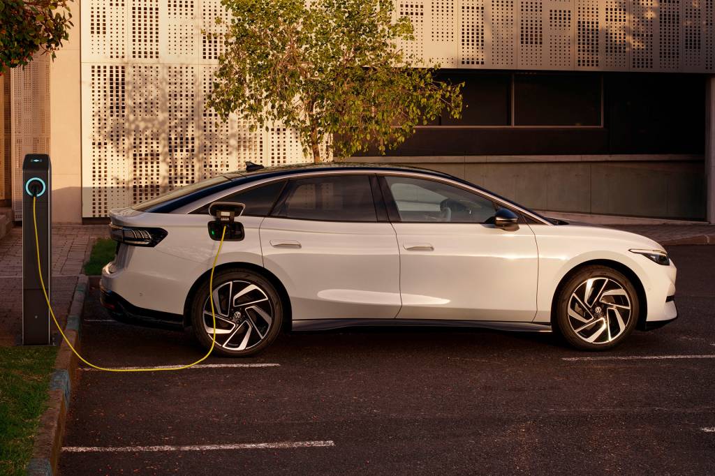 Para encher a vistosa bateria em tempo hábil, ID.7 carrega a até 200 kW