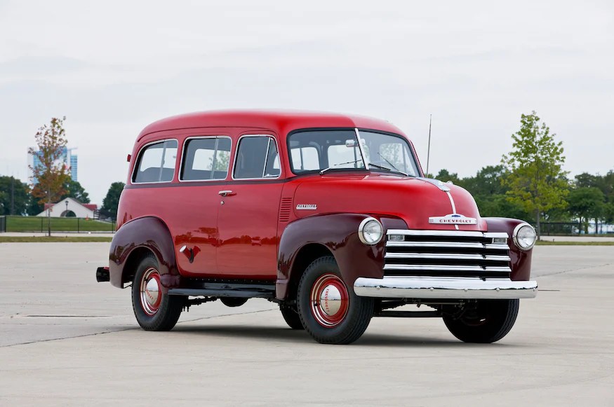 Chevrolet Suburban 1951, um dos primeiros SUVs do mundo.