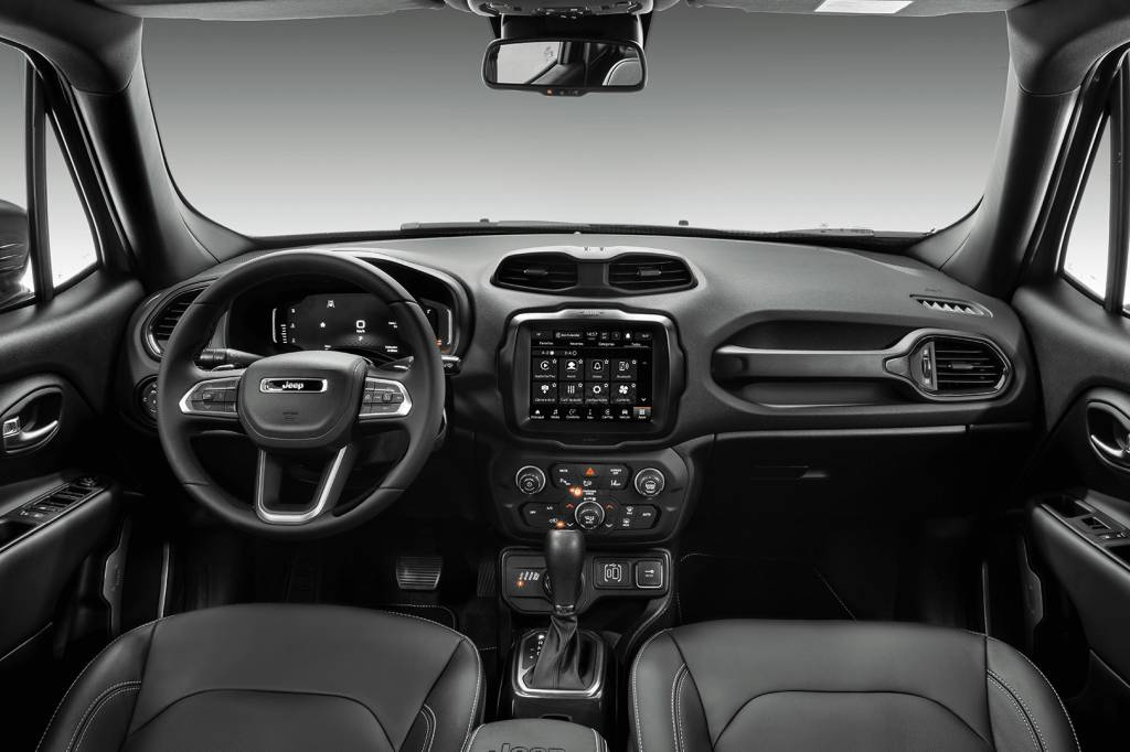 Versões mais caras ganham airbag extra, bancos em couro, central multimídia melhor e quadro de instrumentos digital, entre outros itens