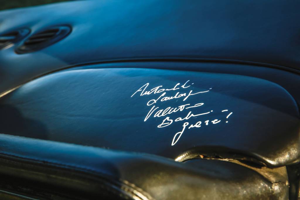 Painel autografado por Valentino Balboni, ex-piloto de testes da Lamborghini e atual embaixador do fabricante
