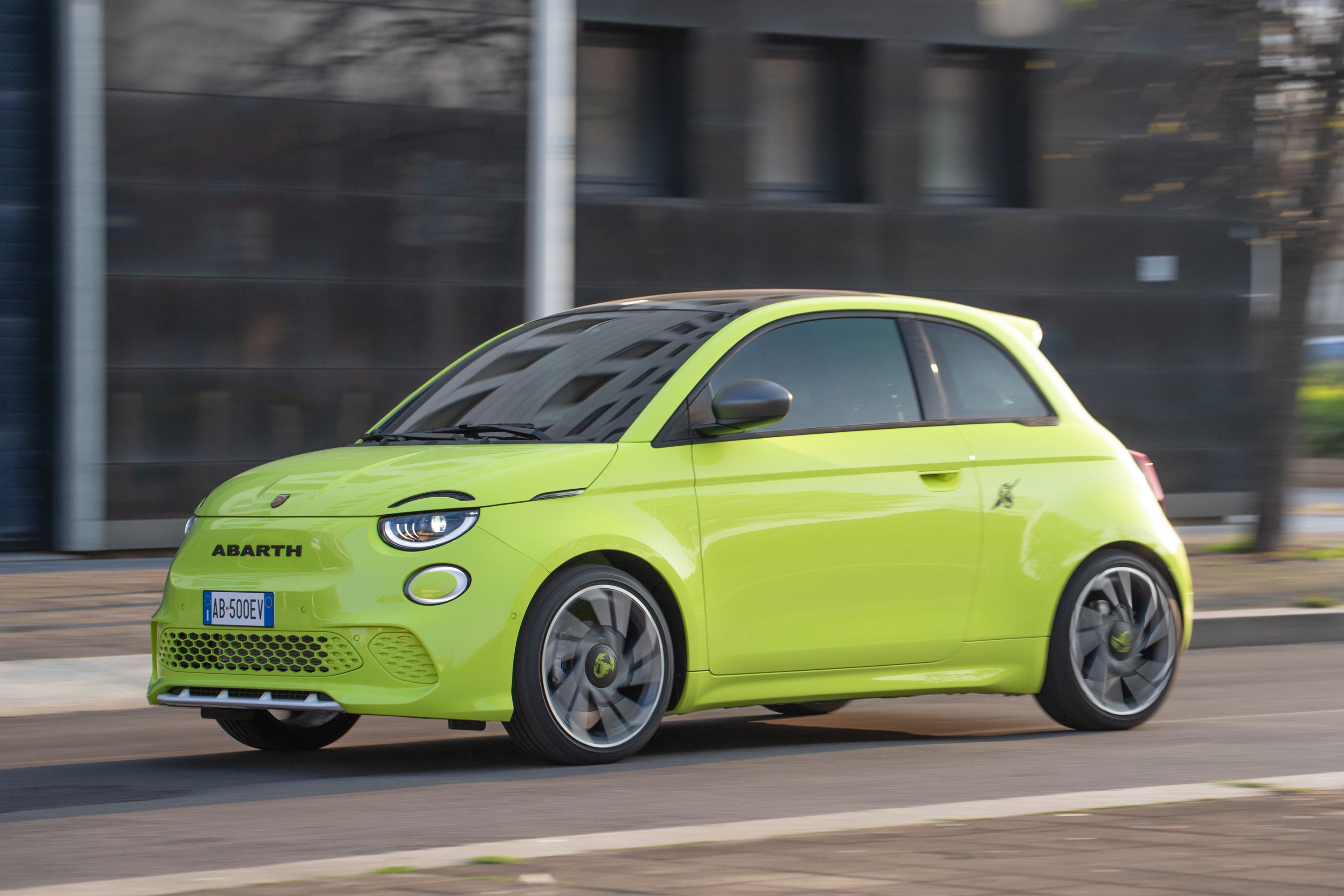 Guia do Automóvel  A Abarth torna-se elétrica mas com o mesmo som