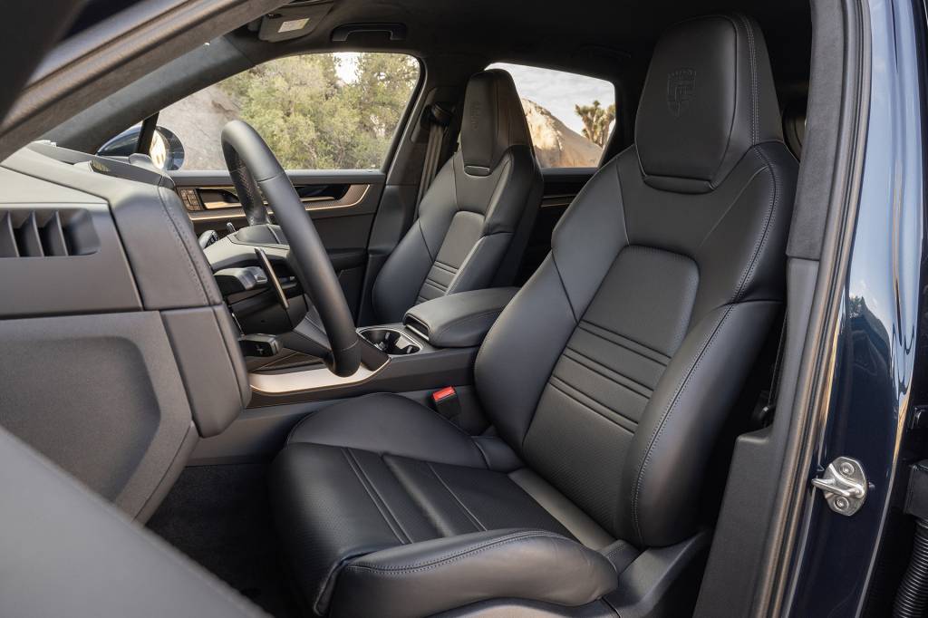 Interior do Porsche Cayenne E-Hybrid dirigido por QUATRO RODAS