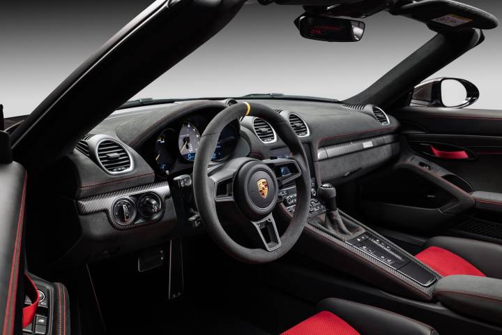 Porsche Cayenne fica mais potente e tem multimídia invisível ao motorista