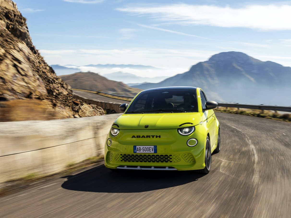 Avaliação: aceleramos o elétrico Abarth 500e, que logo chega ao