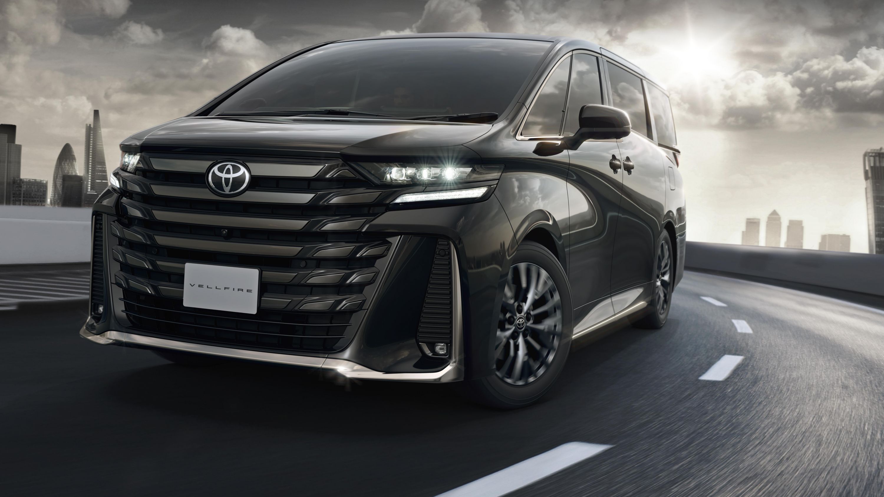 Toyota apresenta minivans híbridas com bastante luxo e até 367 cv