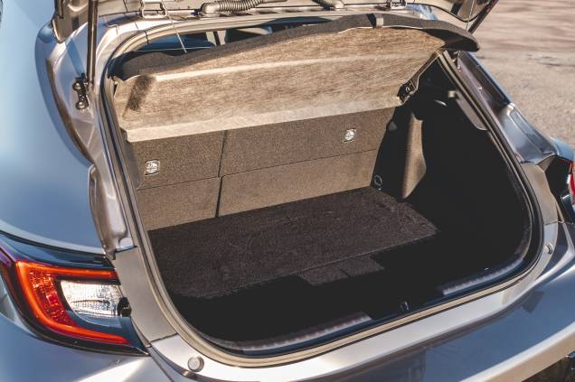 O proprietário receberá seu GR Corolla com um estepe BBS de 18 polegadas ocupando quase todo o bagageiro