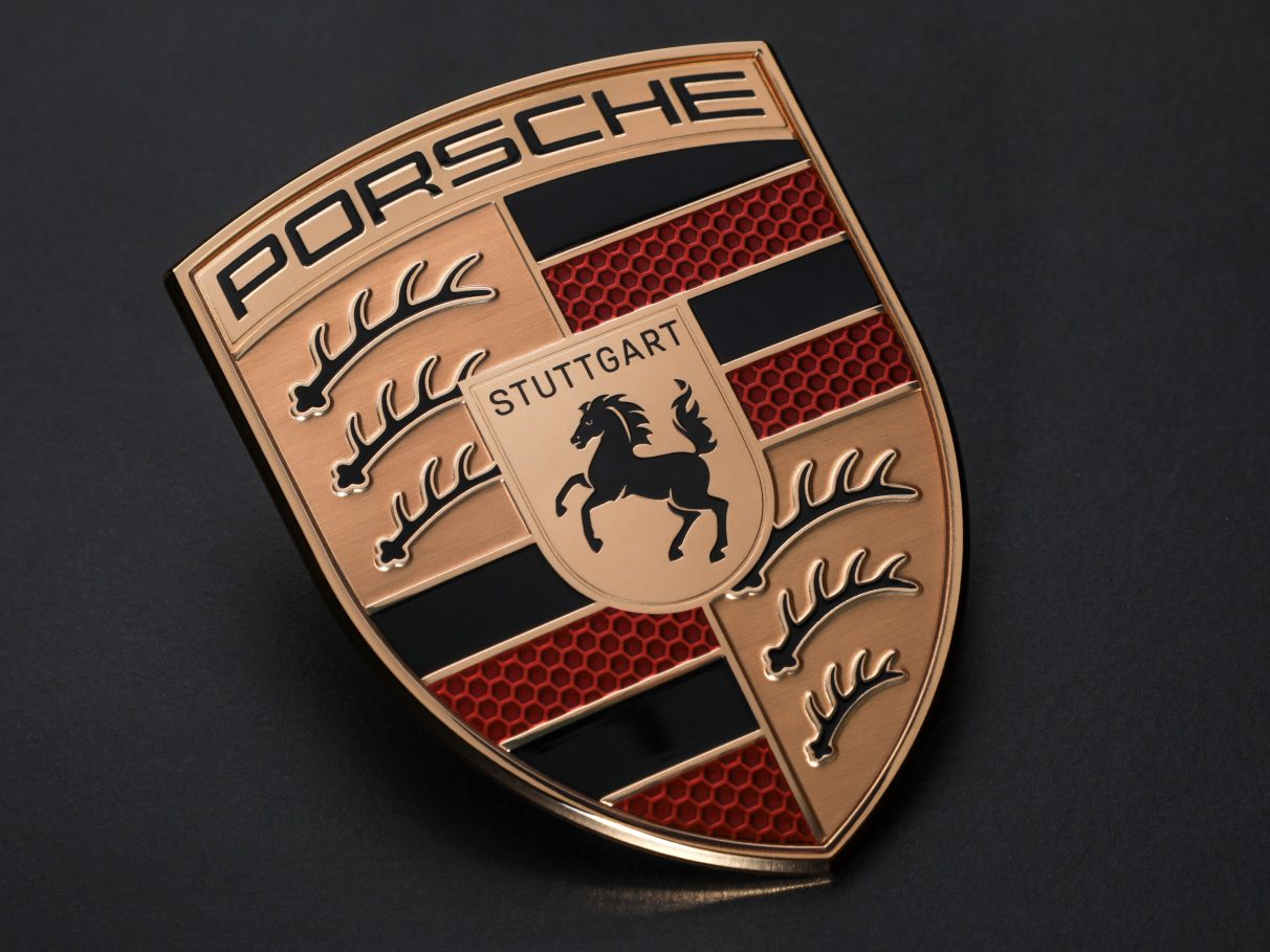 Porsche atualiza seu brasão para comemorar 75 anos de história