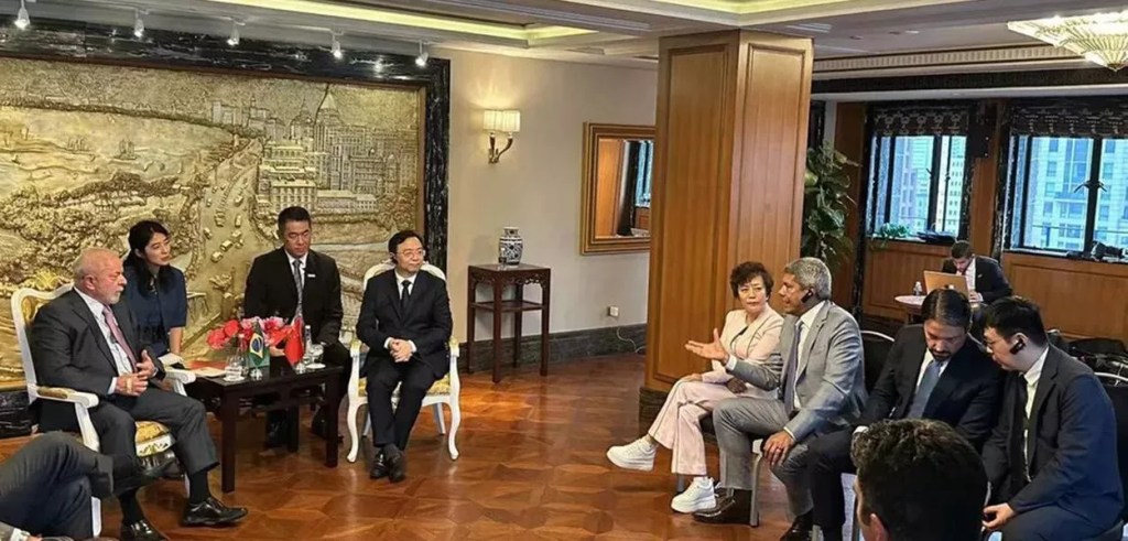Encontro entre os governos federal e estadual, e a vice-presidente global da BYD, Stella Li (de roupa clara, à direita)