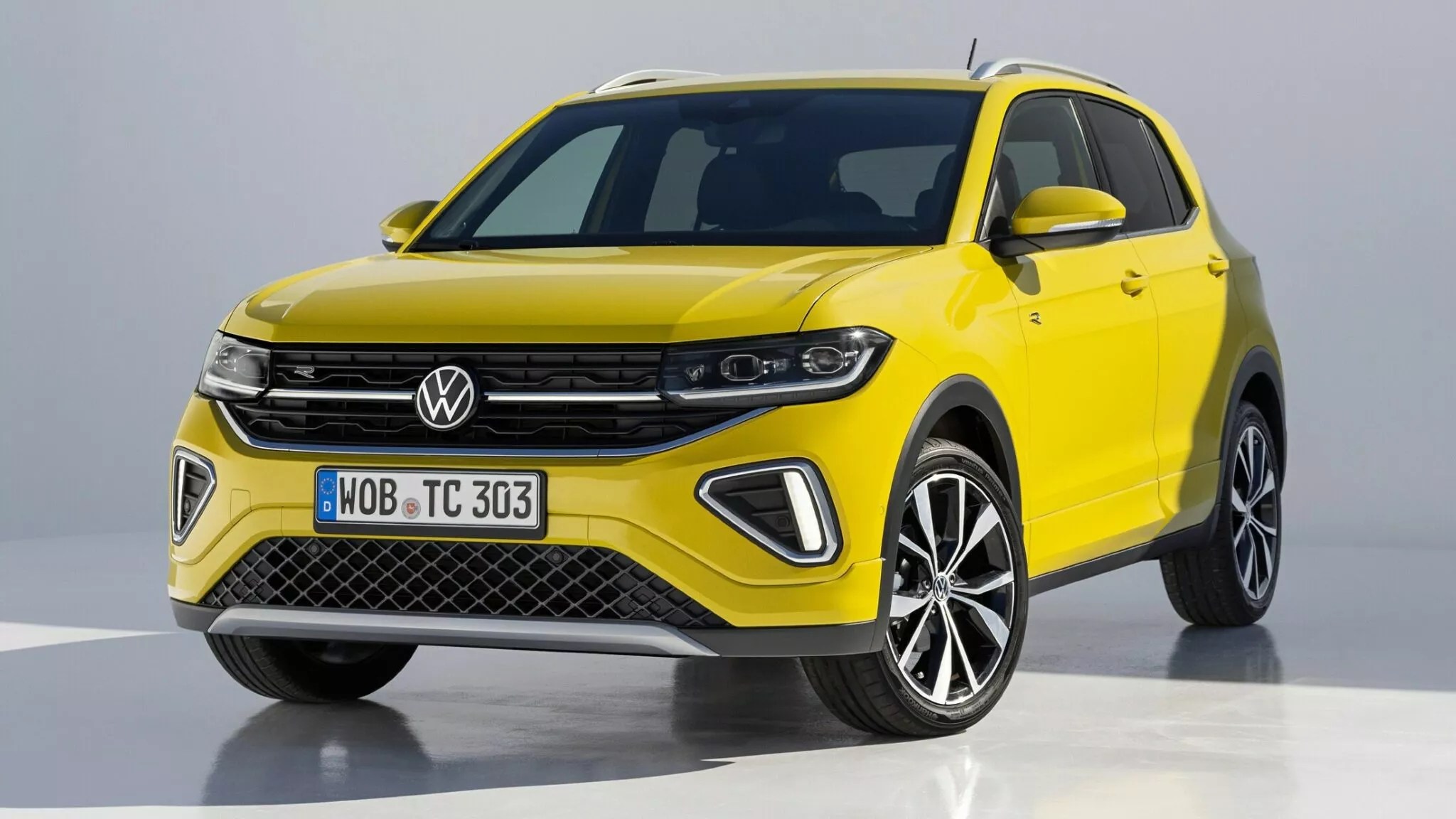 Volkswagen TCross 2024 tem grade iluminada do Taos e painel