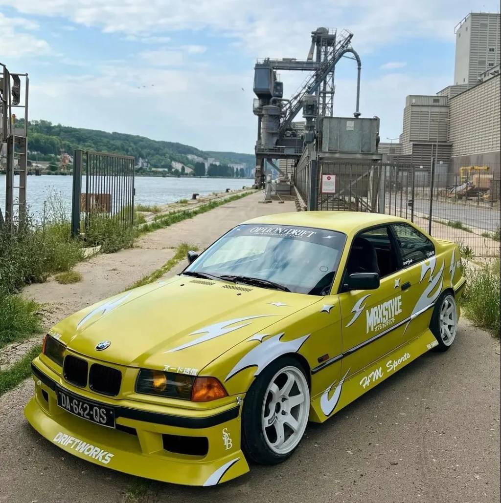 BMW E36 Series 3, veículo que foi esmagado pela polícia francesa.