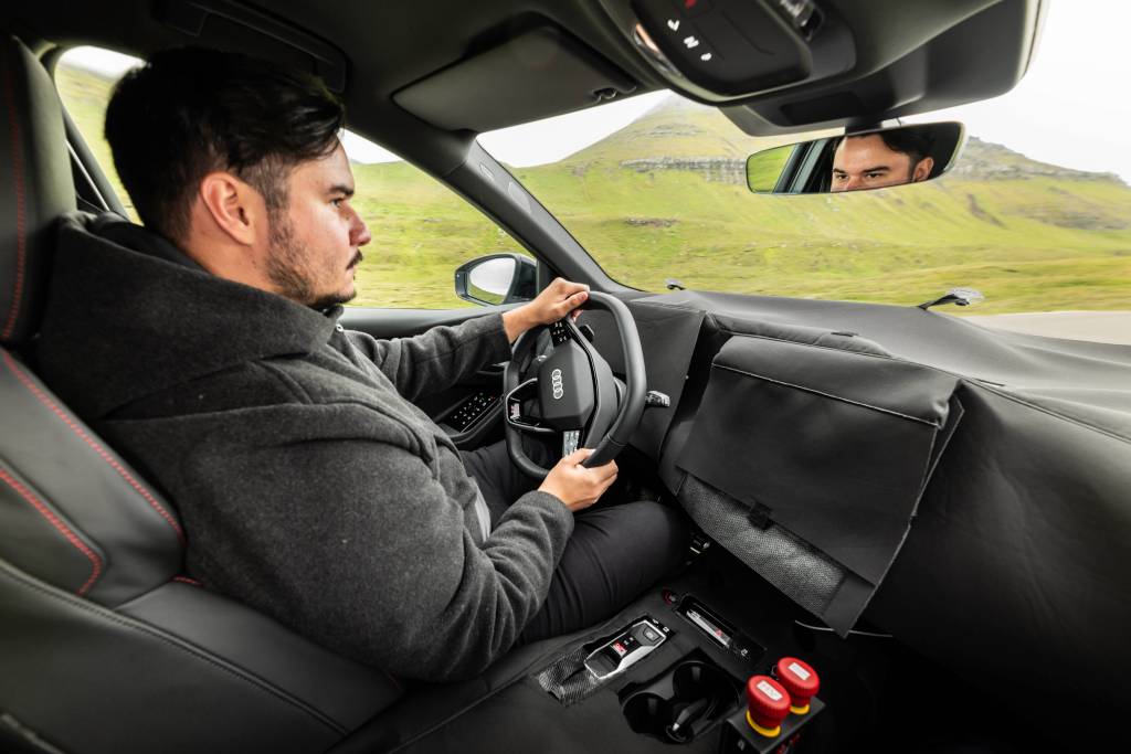 Interior do modelo ficou o tempo todo coberto para manter segredos; Audi Q6 e-tron