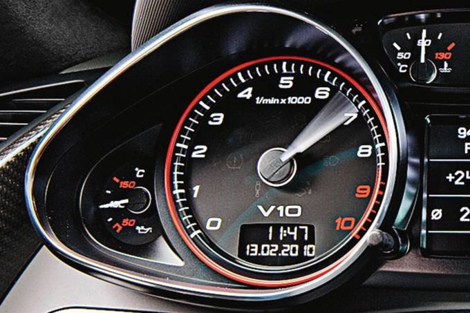 Mostradores do R8 5.2 V10 modelo 2010 da Audi, testado pela revista Quatro Rodas