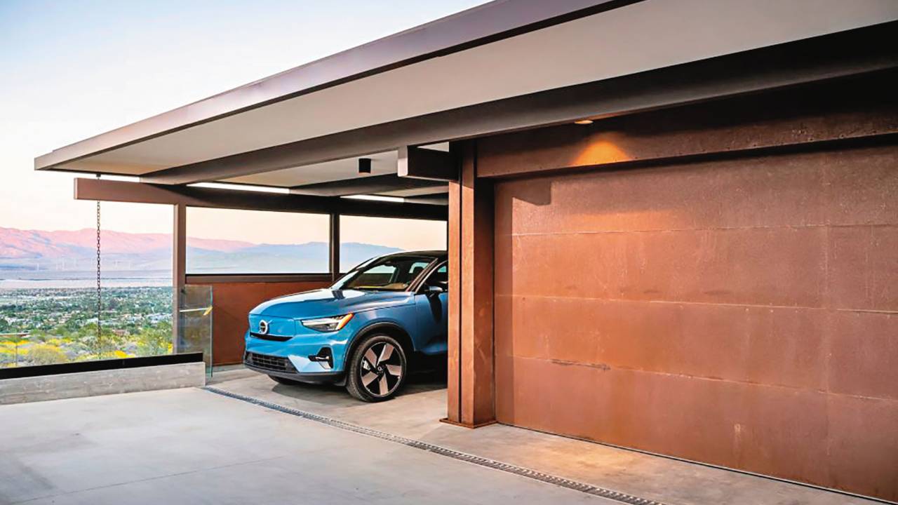 Volvo-C40-Recharge-Garage-in-Palm-Springs-by-Garage-Living-4-1024x683