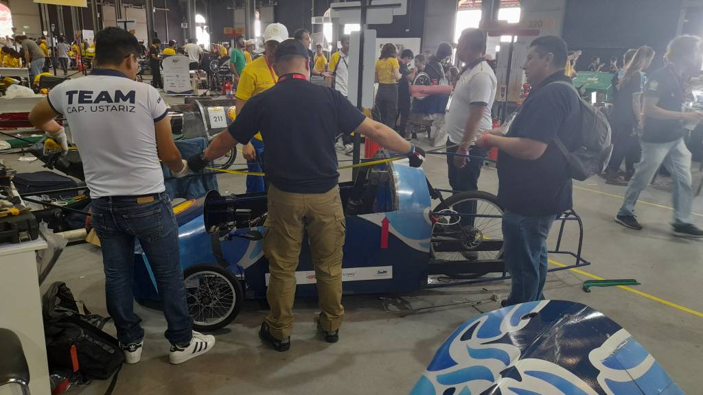 Pode por colo legenda Equipe boliviano fazendo os ajustes para a inspeção final do carro a hidrogênio
