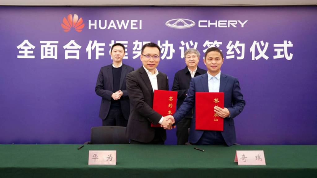 Acordo firmado em 2021 entre Huawei e Chery para produção de carros inteligentes.