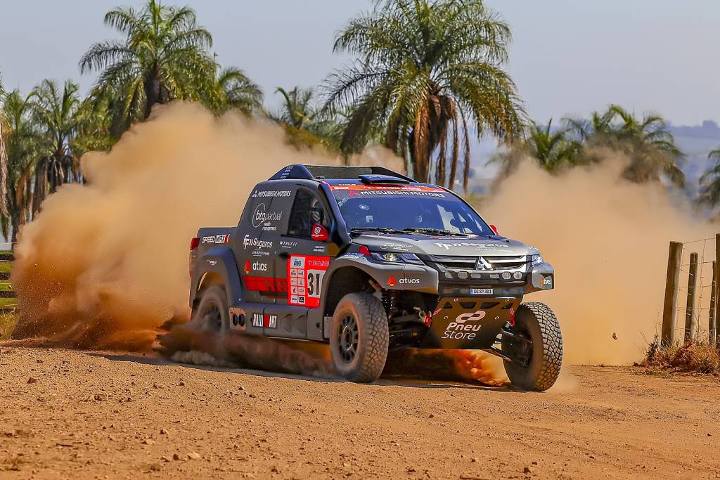Vídeo: como anda a Mitsubishi L200 com V8 do Mustang que corre no Sertões