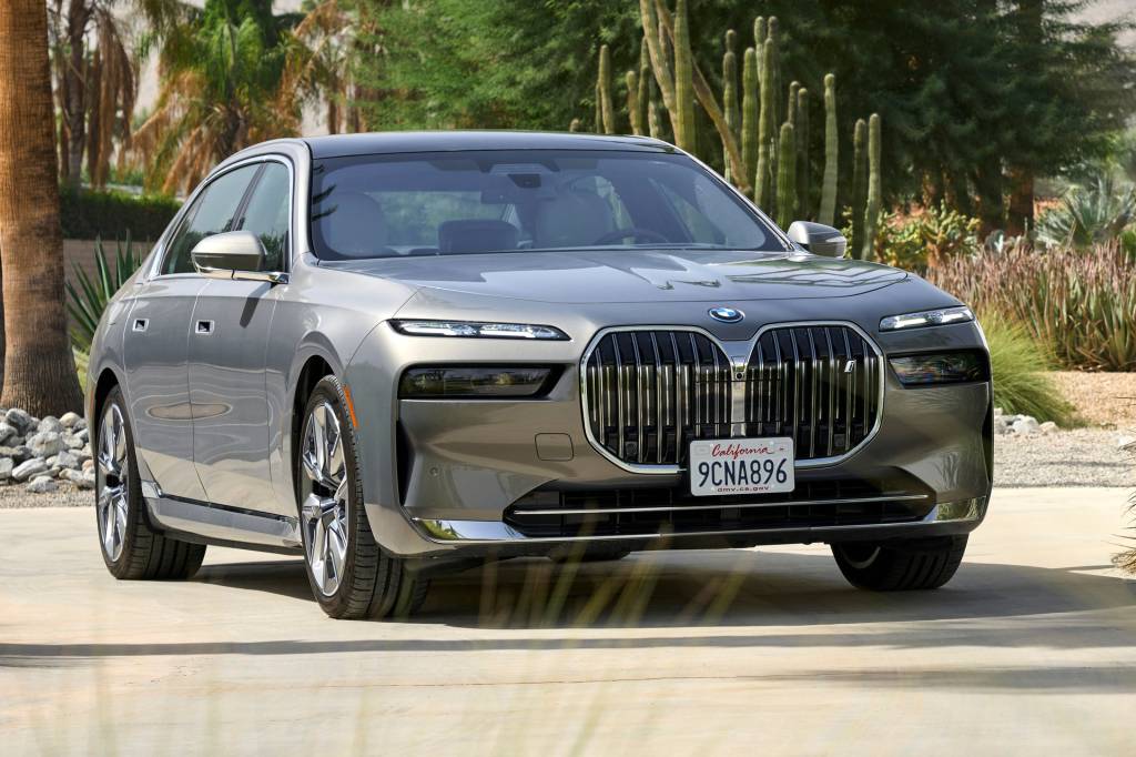 Novo BMW i7 é limusine elétrica com cinema 8k e estreia por R$ 1,3 milhão