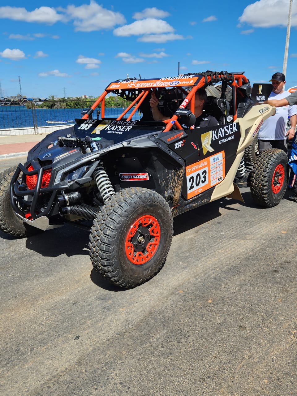 Carro com pneu BFGoodrich