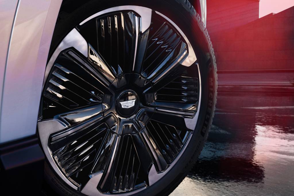 Cadillac ESCALADE IQ Sport 24-inch wheel.