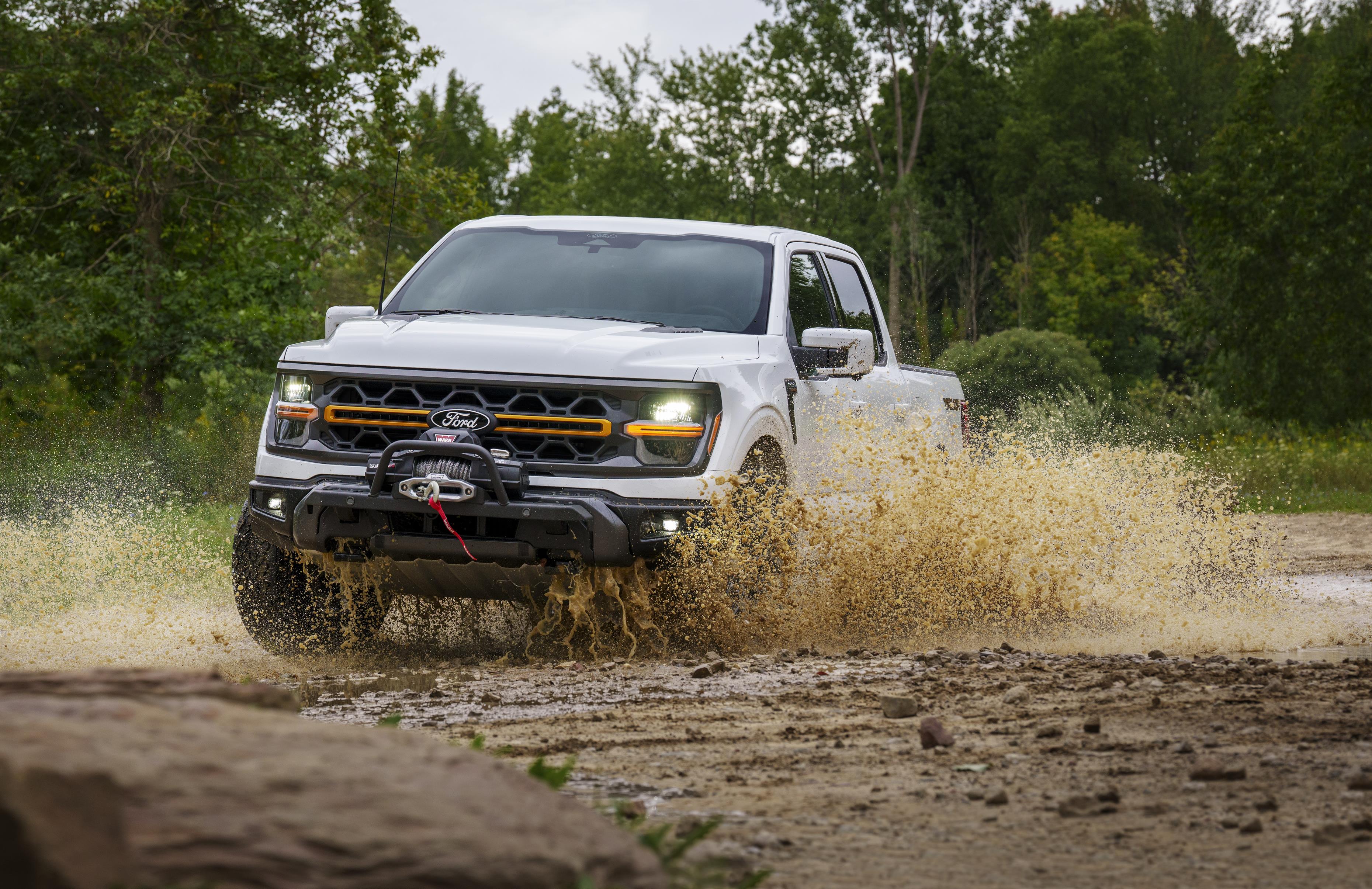 Ford F150 Raptor e Tremor 2024 são esportivas offroad com mais de 700