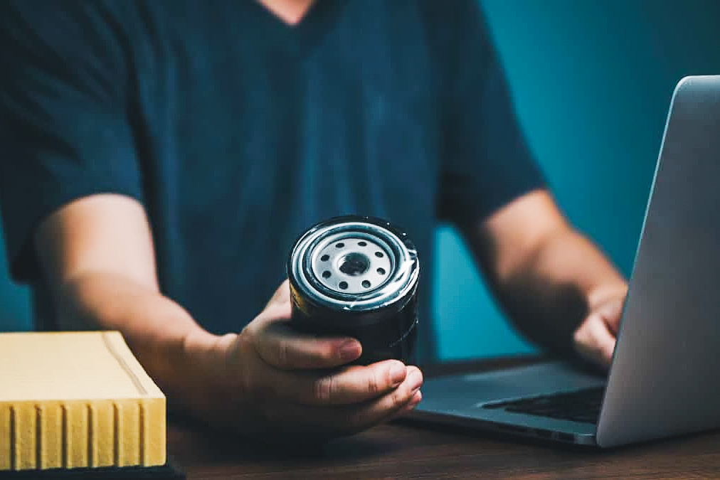 Com peças em falta nas lojas, internet ajuda a manter o carro em dia