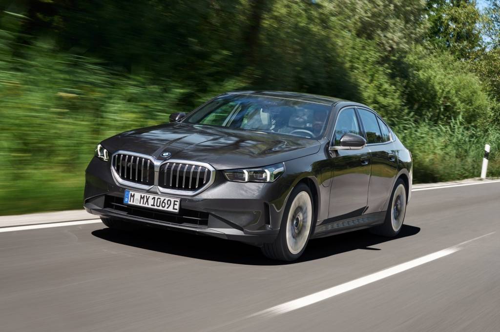 BMW 530e: sedã híbrido plug-in que faz mais de 27 km/l estreia no Brasil