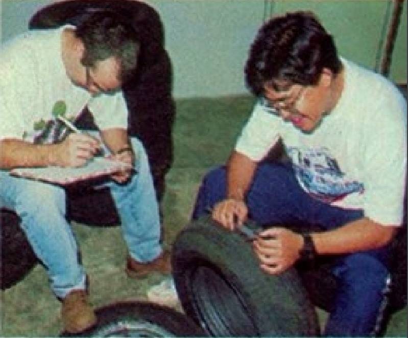 Paulo Campo Grande (à esquerda) e Wilson Toume (à direita), durante um teste de pneus publicado em 1996