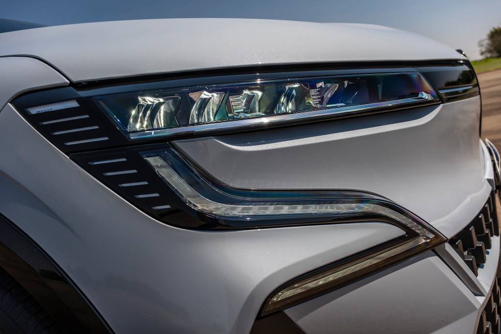 Renault Megane E-Tech testado por QUATRO RODAS (6) Farol alto é adaptativo; luzes também se adaptam a condições de chuva e neblina automaticamente