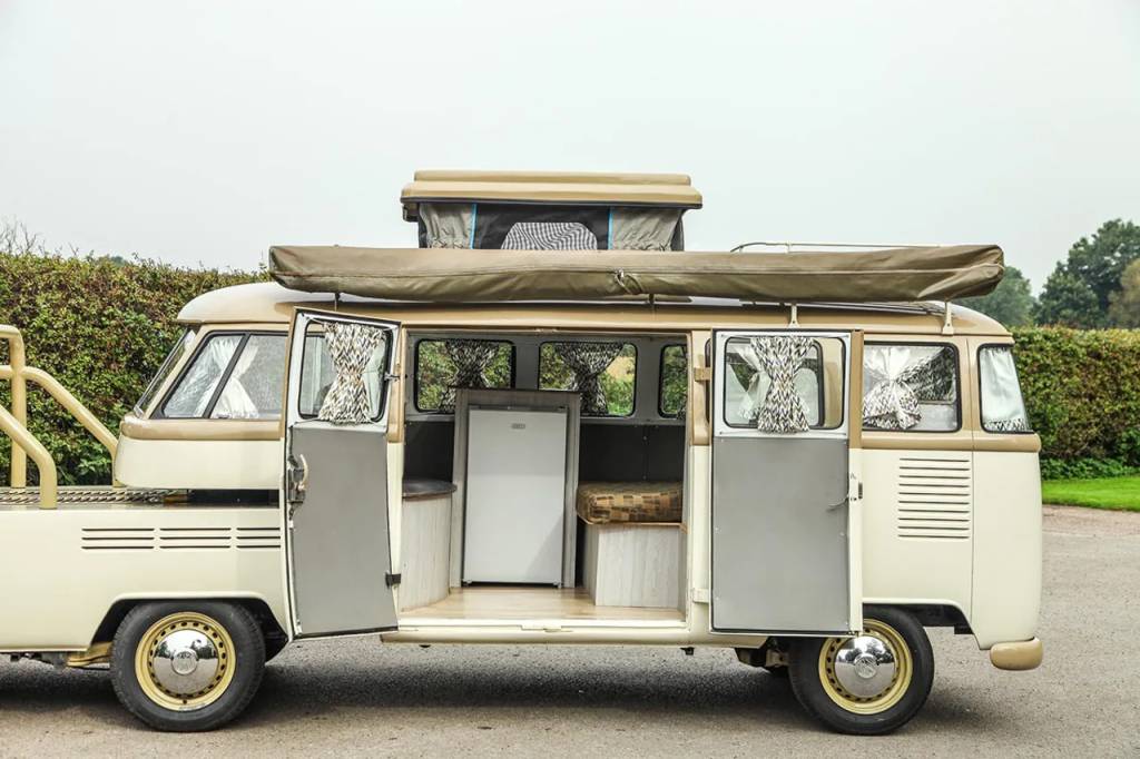 a-subasta-esta-inedita-camper-con-dos-vw-t2-unidas-entre-si-y-motor-de-un-audi-s3-202397553-1695632888_4 Fusão Kombi