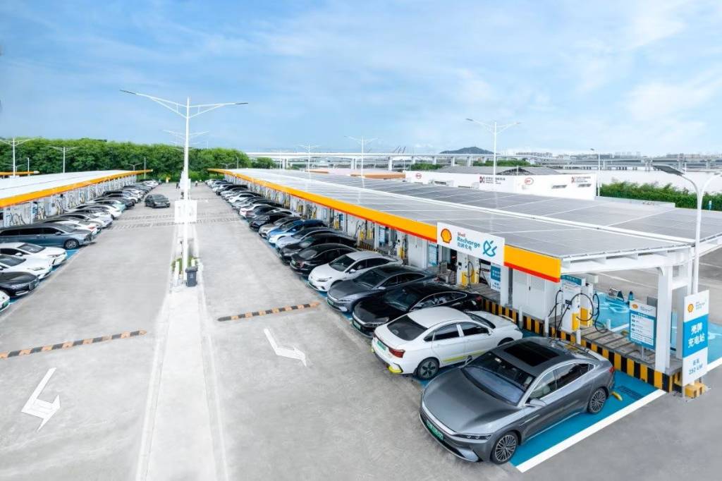 Shell e BYD inauguram posto com 258 carregadores para carros elétricos