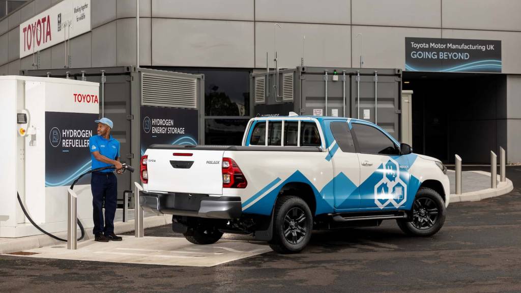 toyota-hydrogen-fueled-hilux-prototype-pick-up (1)