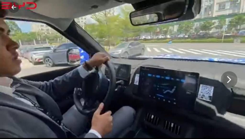 BYD-pickup-truck-interior-exposed-by-international-delegation-CNC-1-1068×607 Picape híbrida BYD DM-P 2