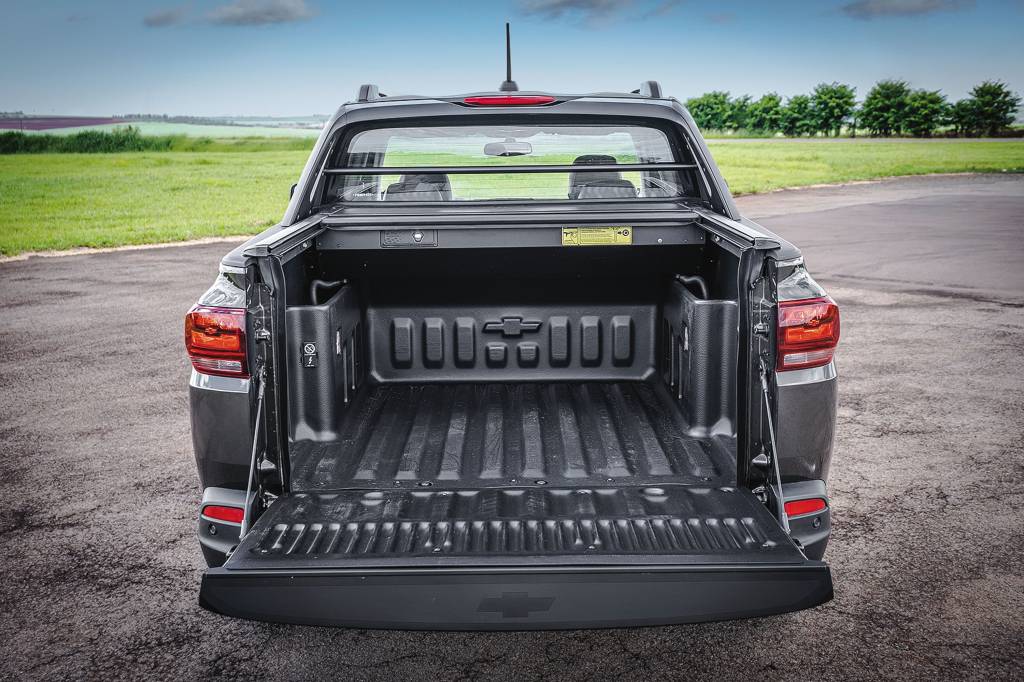 CHEVROLET mONTANA x FIAT sTRADA CHEVROLET mONTANA x FIAT sTRADA