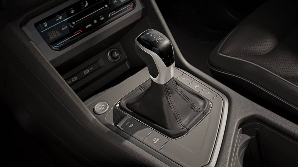 Deixar o carro em Drive no semáforo economiza combustível? Entenda!