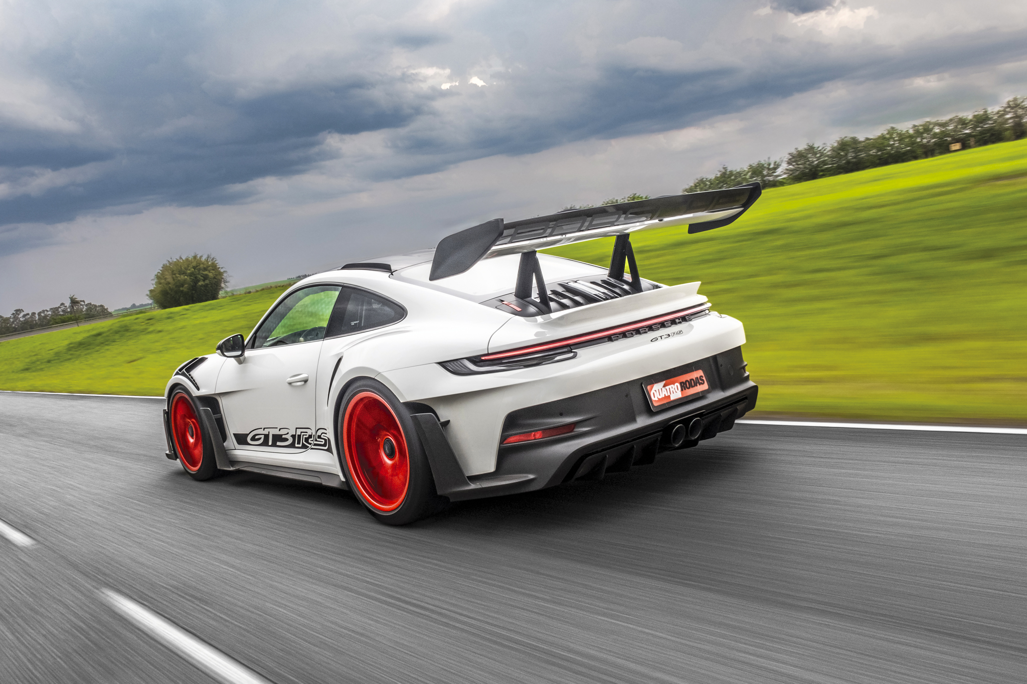 Porsche 911 será híbrido em 2024 e versão elétrica pode chegar só em 2034