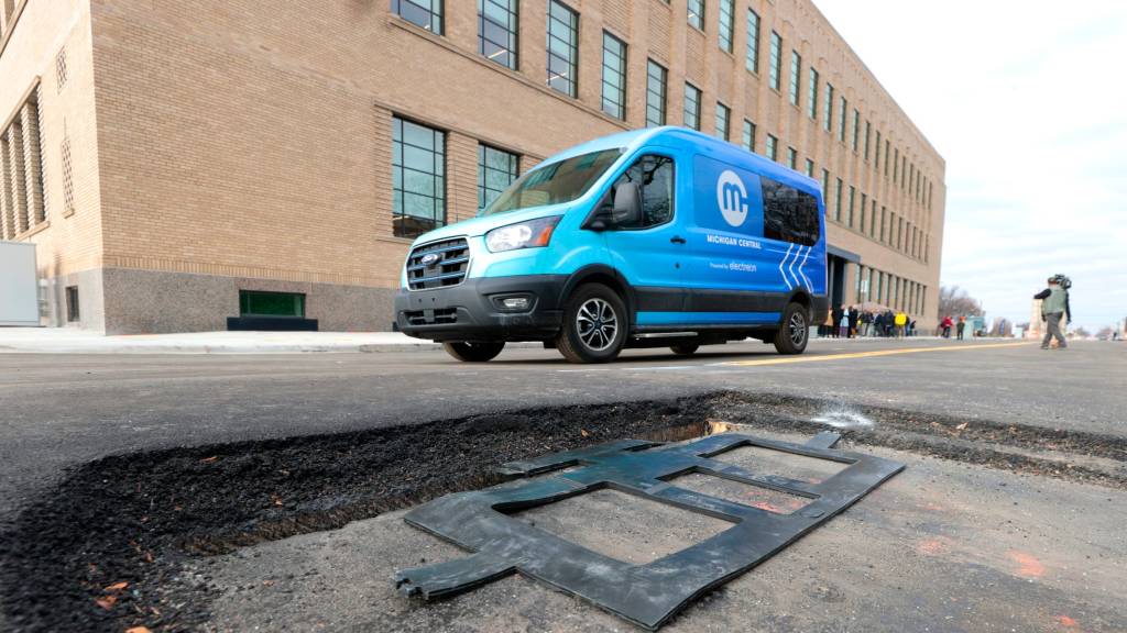 Ford Transit trafega em trecho de rua equipada com recarga sem fio