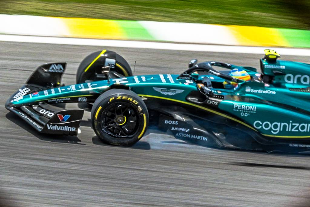 Atingido por Esteban Ocon, Fernando Alonso voltou para os boxes com um pneu furado e sem calota