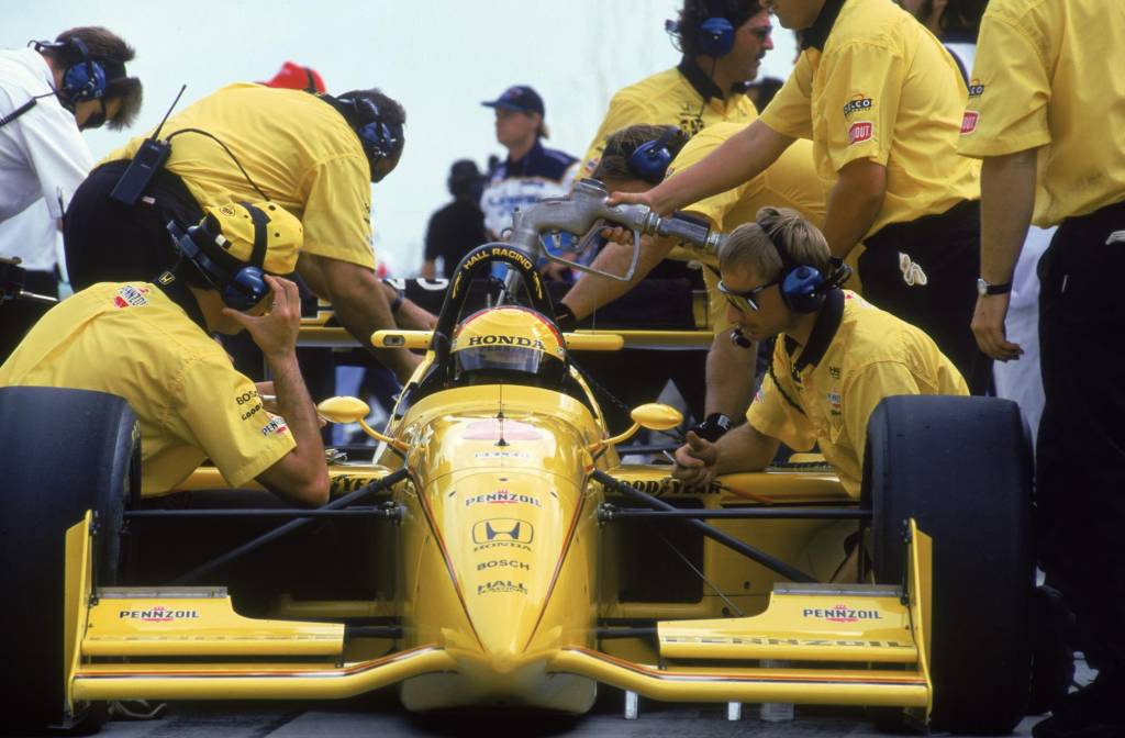 Equipe da Hall trabalhando no carro de Gil de Ferran, no GP Miami F-Indy. em 1996